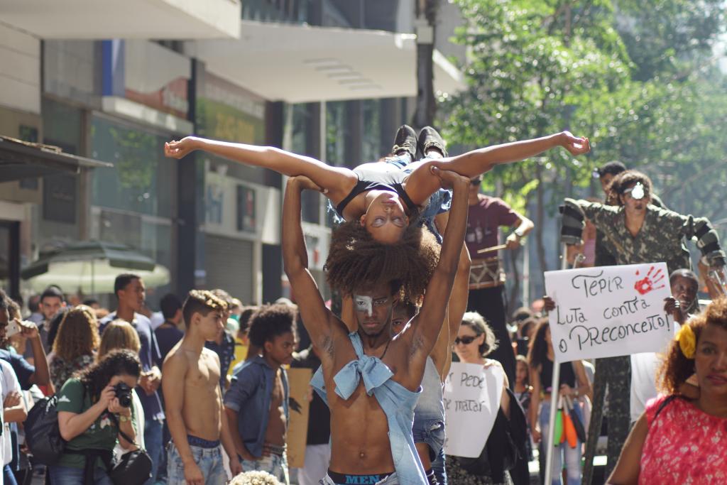 Jongeren die kunst gebruiken in de straten van Rio de Janeiro om op te komen voor hun rechten