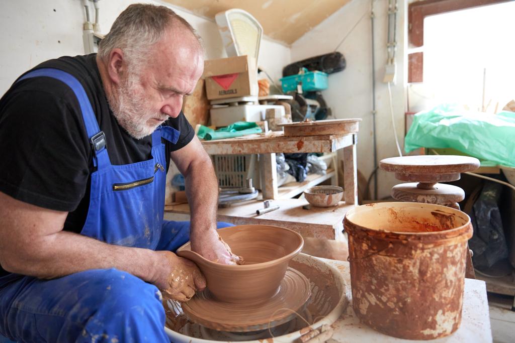 Jean-Luc, dans son atelier de ceramique