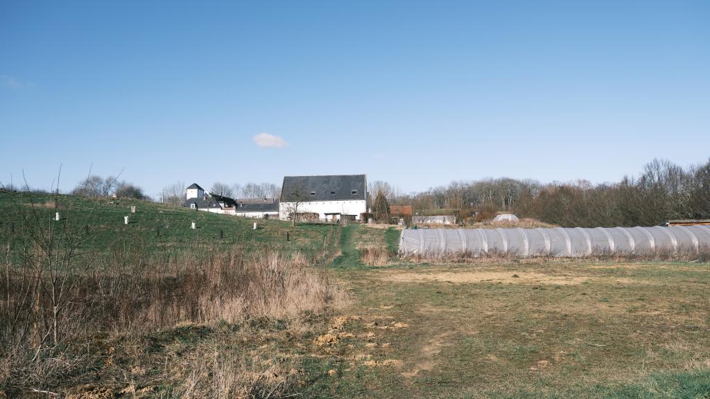 Une vue de la ferme depuis le bas des terres.
