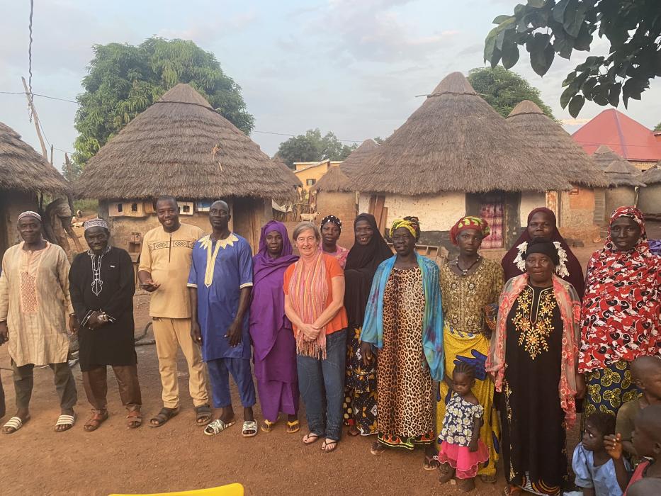 Regelmatig gaan leden van onze vzw op bezoek in Guinée om de projecten te evalueren en de goede contacten met onze partners te onderhouden