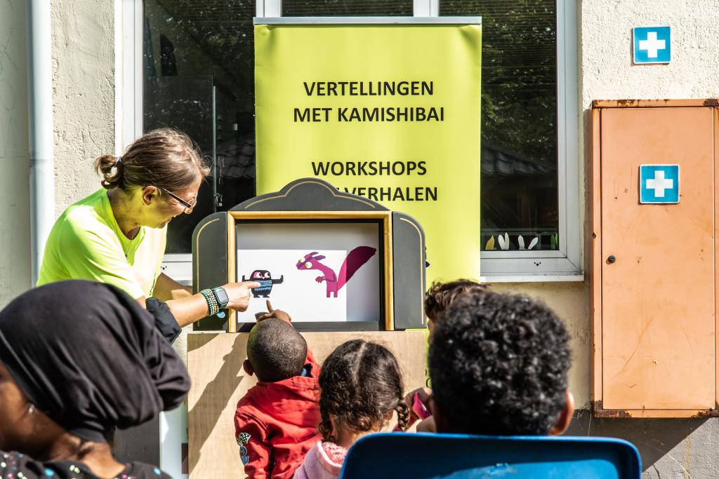 voorlezen met verteltheater aan kinderen in opvangcentrum - copyright Simon Bequoye/Iedereen Leest