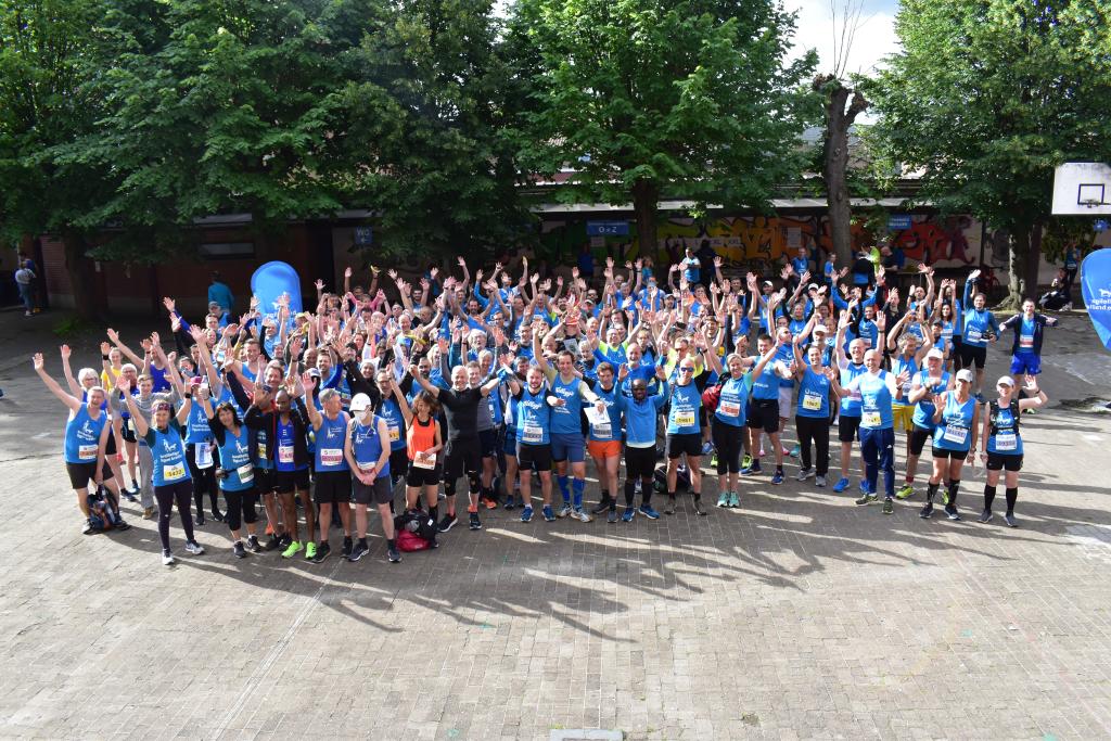 Photo du groupe des plus de 300 coureurs et marcheurs de la Ligue Braille, lors des 20km de Bruxelles