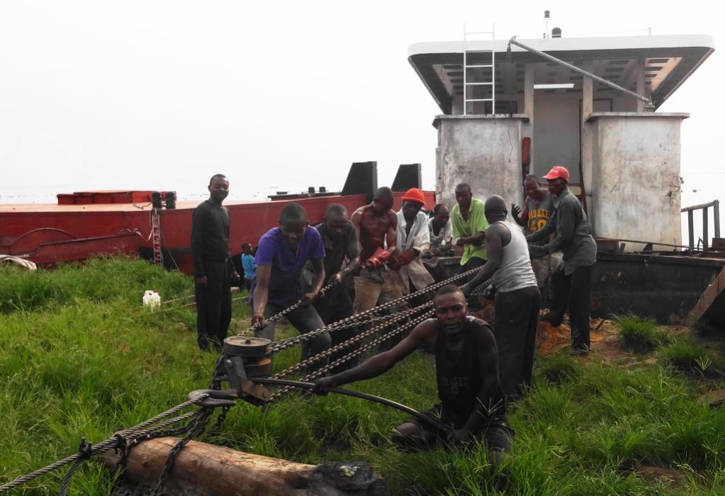 Mise à sec du pousseur SOWIDAJA au port de l'ONG EuroAfrique Congo 