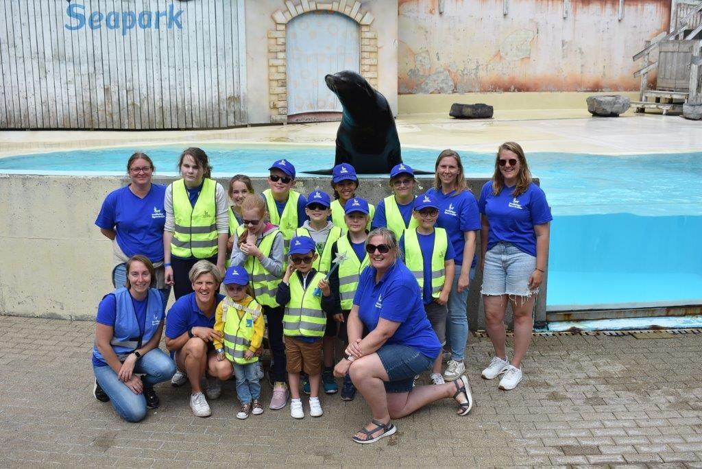 Photo d'un groupe d'enfants et de thérapeutes de la Ligue Braille posant lors d'une stage à la mer.