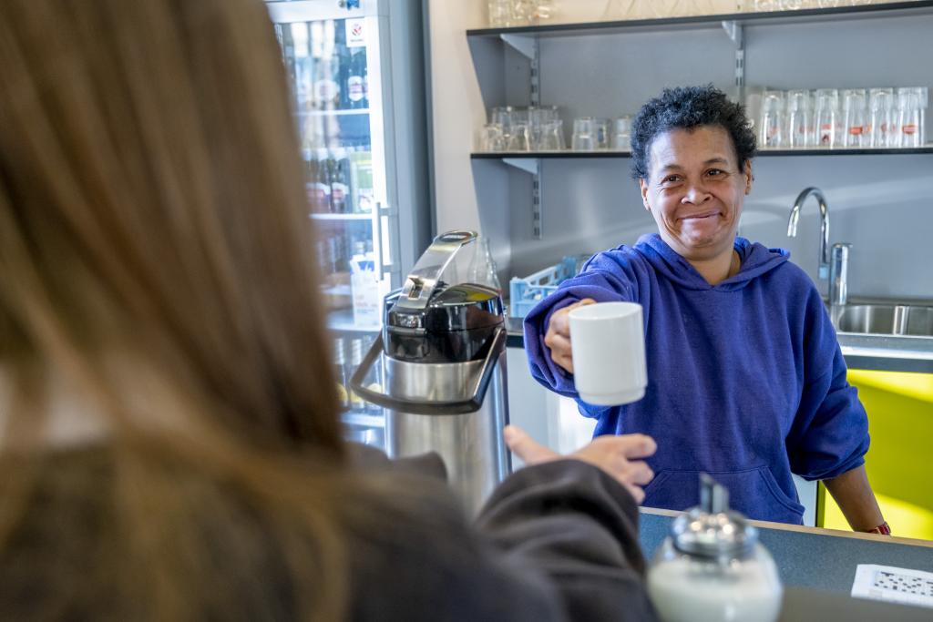 Een warme tas koffie in goed gezelschap