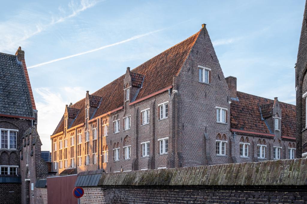 Kantoorgebouw in het Groot Begijnhof; momenteel te huur