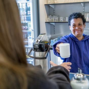 Une tasse de café chaud offerte par un des bénévoles