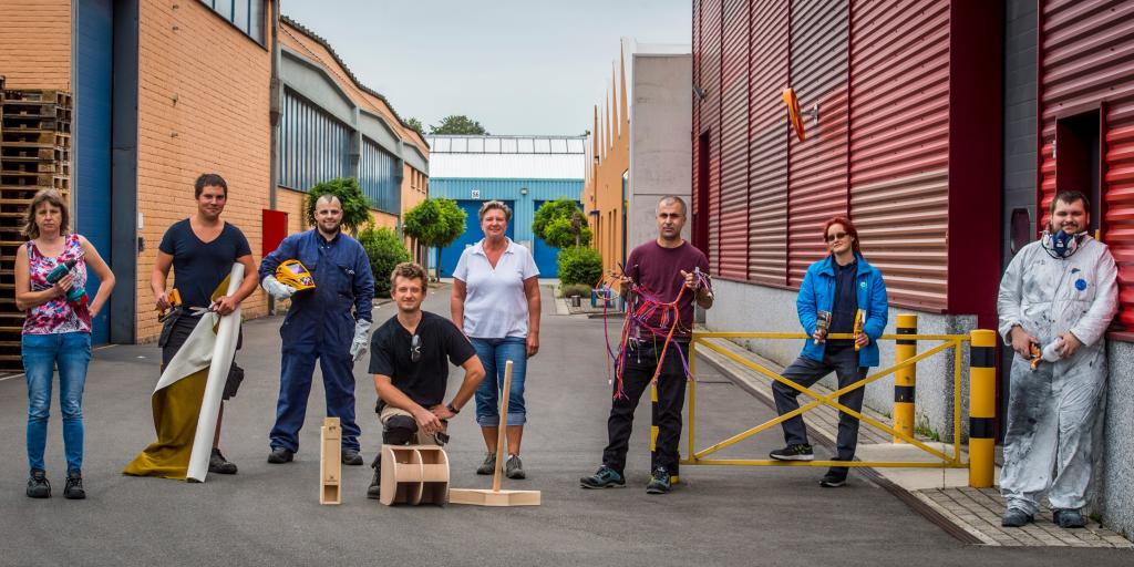 We hebben verschillende afdelingen zoals hout- en metaalbewerking, stoffering, spuiterij, assemblage, elektronica, verpakking etc.