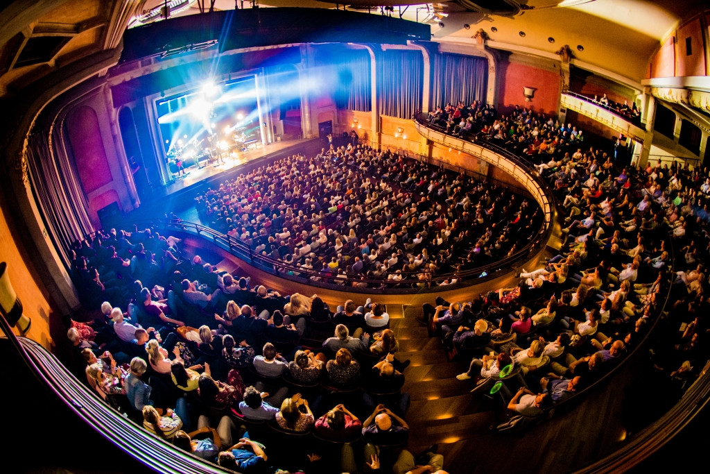 De Roma zaal met publiek