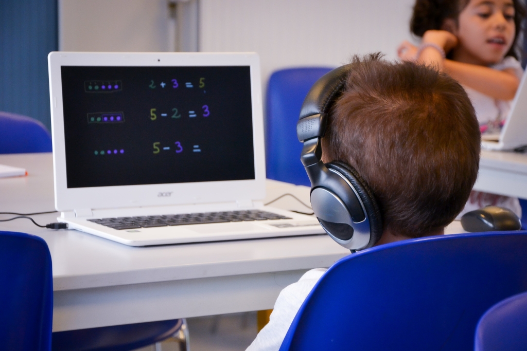 Enfant de 6 ans utilisant la plateforme Khan Academy