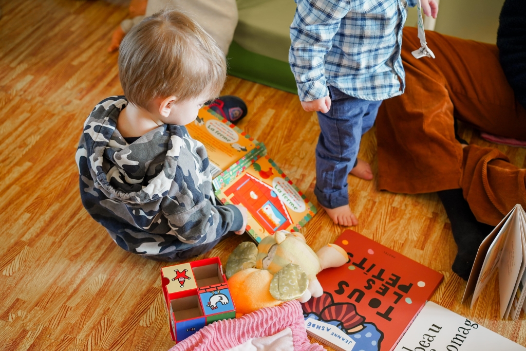 Un enfant de 2 ans lis un livre